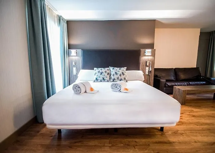 Petit Palace Santa Cruz Hotel 4*